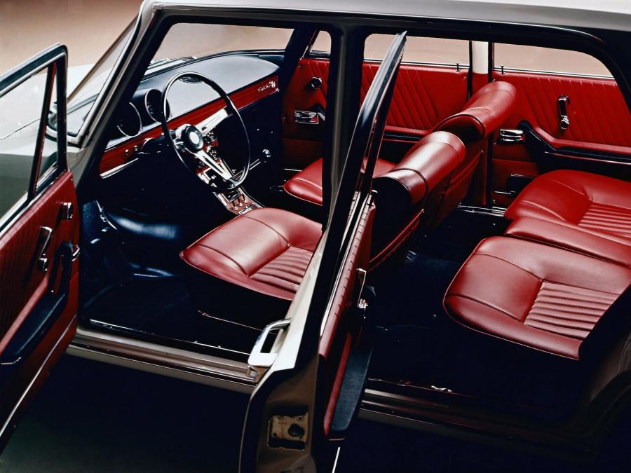 Интерьер Alfa Romeo 1750 Berlina (105) 1967 года  (фото 12 из 16)
